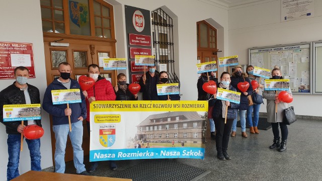 Rodzice z Rozmierki protestowali przeciw zmianom w oświacie w gminie Strzelce Opolskie. Decyzja w tej sprawie zapadła w środę na sesji.