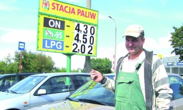 &#8211; Dobrze, że jest taniej niż w innych suwalskich stacjach. Szkoda jednak, że nadal drożej niż w innych miastach &#8211; mówi suwalczanin Dariusz Bobrowski.