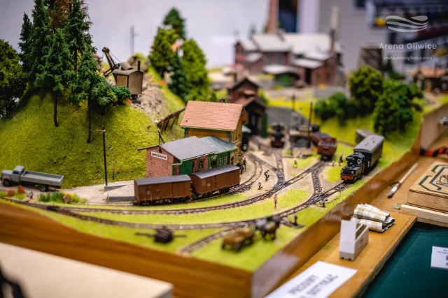 Wystawa "Miniaturowa Polska",Arena Gliwice, ul. Akademicka 50Sobota i niedziela 26 i 27 września 2020,sobota: 10:00-18:00, niedziela: 10:00-17:00Bilet wstępu na płytę kosztuje 20 zł (dorośli) lub 5 zł (dzieci do lat 14). Ekspozycja w holu wejściowym z pamiątkami i gadżetami jest ogólnie dostępna za darmo. Zobacz kolejne zdjęcia. Przesuwaj zdjęcia w prawo - naciśnij strzałkę lub przycisk NASTĘPNE 