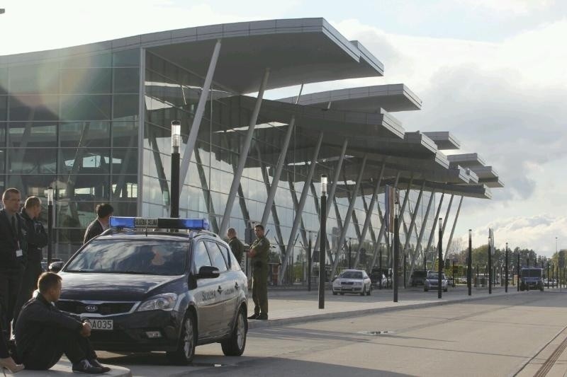 Wrocław: Alarm bombowy na lotnisku. Ewakuowany terminal, wstrzymany ruch samolotów [ZDJĘCIA]