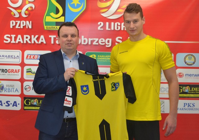 Michał Bierzało (z prawej) został nowym zawodnikiem Siarki. Obok prezes tarnobrzeskiego klubu Dariusz Dziedzic.
