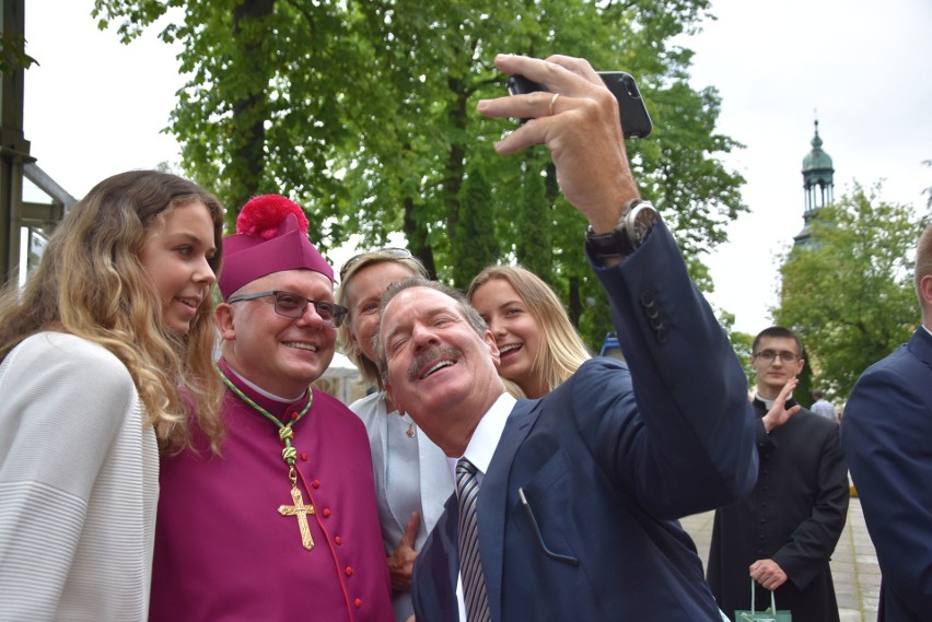 Gratulacje i życzenia dla nowego arcybiskupa księdza Henryka Jagodzińskiego. Były też pamiątkowe zdjęcia [WIDEO, ZDJĘCIA]
