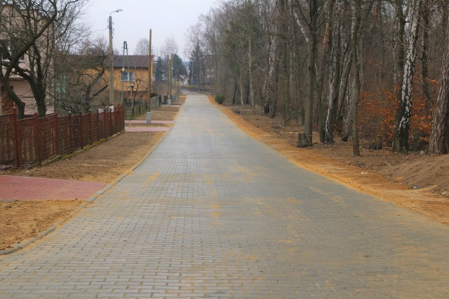 W Gródkowie powstała nowa nawierzchnia ulicy Leśnej, a w Strzyżowicach trwa remont pomieszczeń OSPZobacz kolejne zdjęcia/plansze. Przesuwaj zdjęcia w prawo naciśnij strzałkę lub przycisk NASTĘPNE