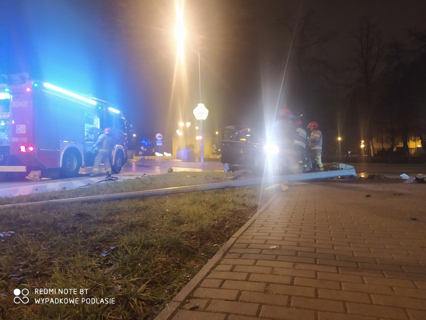 Białystok. Wypadek na rondzie Lussy. Auto osobowe skosiło słup oświetleniowy [ZDJĘCIA]