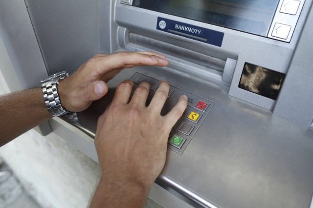 Wypłacając pieniądze z bankomatu lub dokonując płatności w sklepie, powinniśmy przysłonić klawiaturę ręką, żeby nikt nie podejrzał naszego kodu PIN.