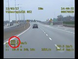 Mknął BMW autostradą A1 222 km/h. Kierowca dostał 10 punktów karnych [wideo]