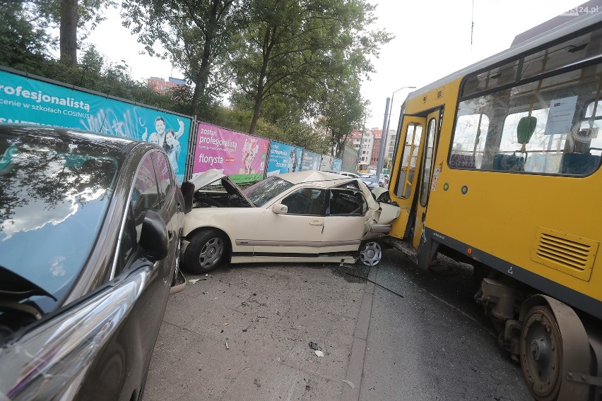 Kolizja na ul. Firlika w Szczecinie. Wykolejony tramwaj i trzy uszkodzone samochody - 26.06.2020 