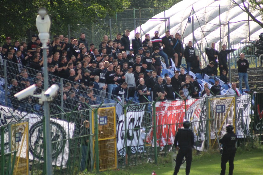 Sektor kibiców gości podczas meczu Hutnik Kraków - Sandecja...