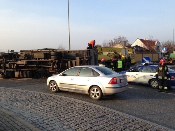 Konin: Wypadek na rondzie, wywrócona ciężarówka