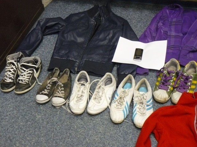 Łupem złodzieja padły buty, kurtki, bluzy i komórka.