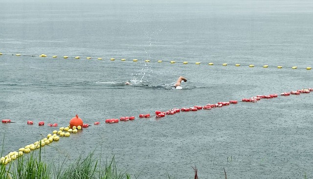 - To trudne określić, że jakaś osoba się topi - mówi Jacek Borowski, starszy ratownik na plaży w Dojlidach. - Każdy reaguje inaczej. Ale przede wszystkim to reakcja w postaci krzyku. Zwracajmy też uwagę, jeśli ktoś nagle zaczyna „spławikować”, czyli zanurza się i wypływa z wody, nieskoordynowanie machając rękami i nawołując pomocy.