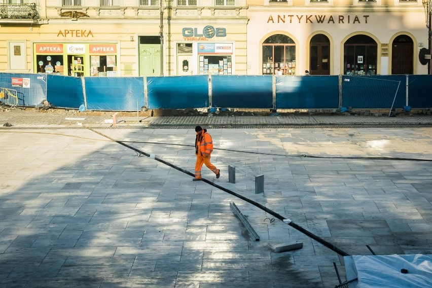 Remont płyty Starego Rynku wszedł w kolejny etap. Rozpoczęły...