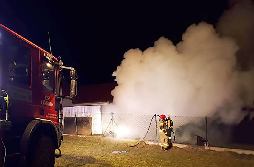 Podłopień. Strażacy gasili garaż i ratowali dom przed ognien
