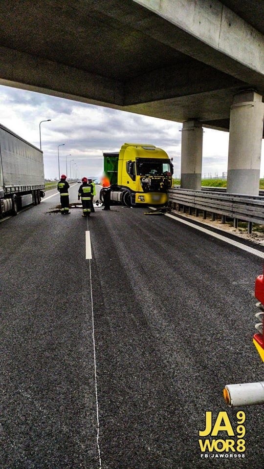 Groźny wypadek na S3. Ciężarówka rozbiła się na barierkach