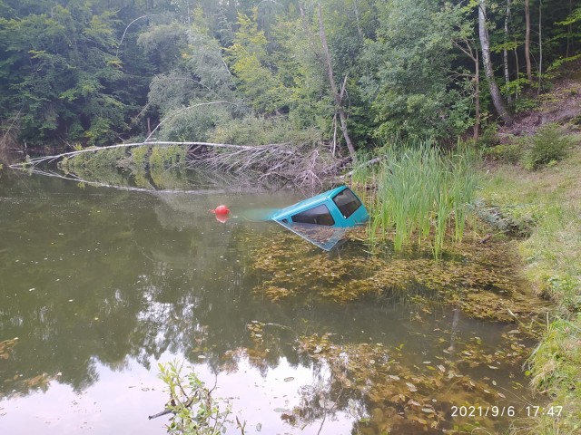 Auto zatonęło w jeziorze Ciche.