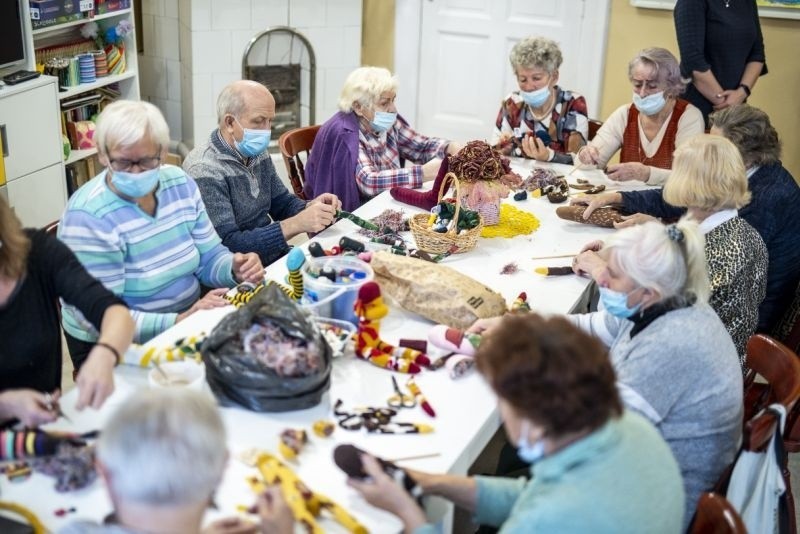 Łódzcy seniorzy szyją niezwykłe maskotki. Mięciutkie przytulanki z wybrakowanych skarpetek trafia na oddział onkologii dziecięcej w Łodzi