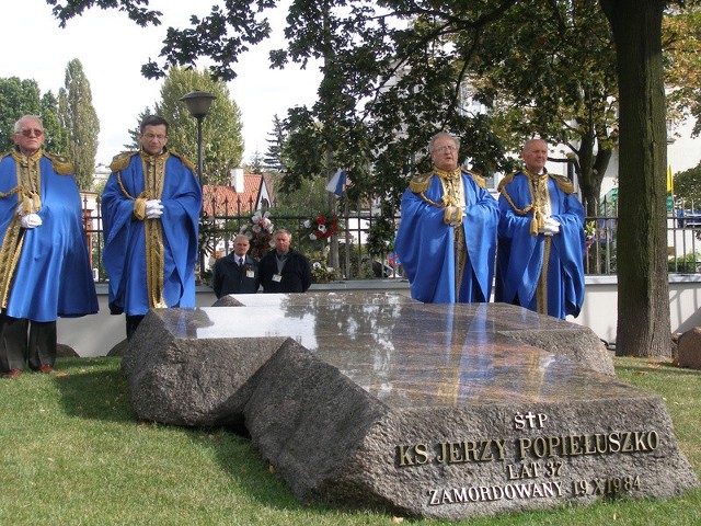 Straż przy grobie ks. Jerzego trzymają: Franciszek Rybarczyk (z lewej), Bernard Polakowski, Gerard Mazurkiewicz, Gwidon Ratajczak. Z tyłu Marek Sobociński i Marian Włazik (po prawej).