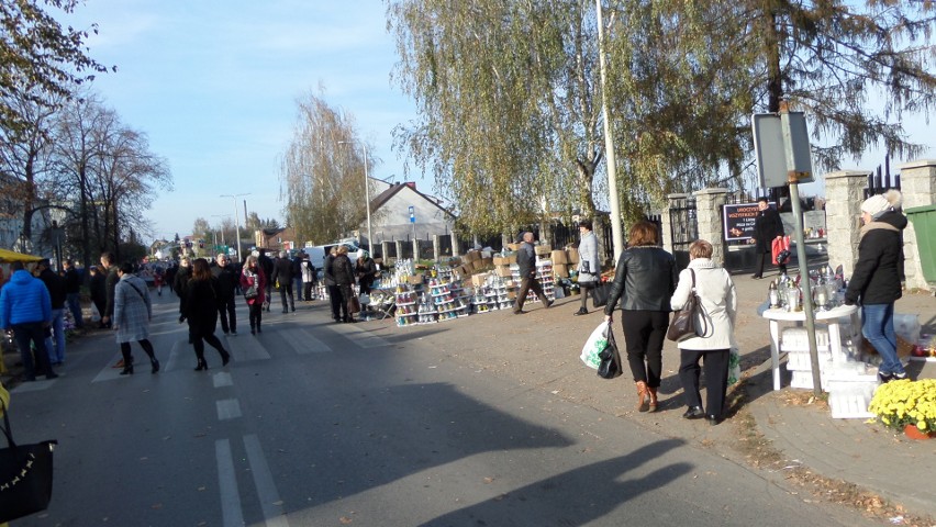 Przed cmentarzem w Myszkowie można kupić nie tylko znicze,...