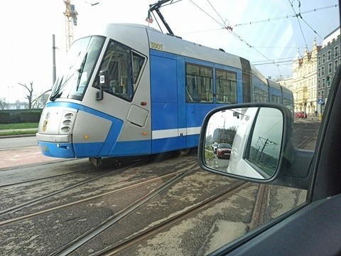 Wykolejenie tramwaju w centrum miasta. Duże utrudnienia