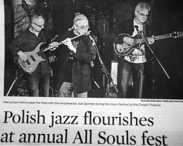Polski jazz rozkwita na dorocznym festiwalu All Souls - napisał krytyk muzyczny Howard Reich. Swoją recenzję zilustrował m.in. zdjęciem zespołu Antykwariat Jazz Quintet. Na nim, pierwszy od prawej gitarzysta Jan Zieńko. 
