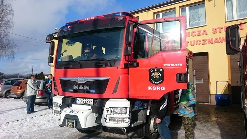 Nowy wóz trafił do strażaków ochotników z dąbrowskiej...