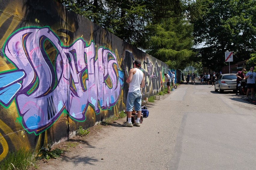 Tarnów. Garfficiarze ubarwili mur przy stadionie Tarnovii [ZDJĘCIA]