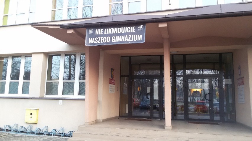 Na budynku Gimnazjum nr 1 w Świętochłowicach wywieszono...