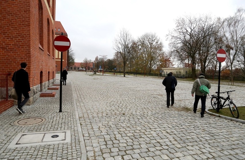 Kampus Piastów w Szczecinie: Studenci chodzą przez parking nielegalnie [zdjęcia, wideo]