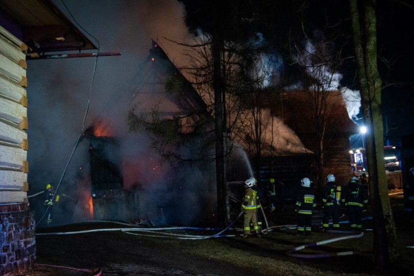 Podhale. Pożar trzech budynków w Białym Dunajcu. Strażacy wyprowadzili z płonącego budynku trzy osoby [ZDJĘCIA]