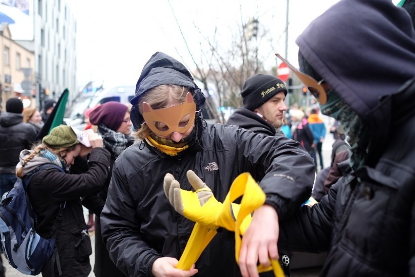 W Poznaniu protestowali przeciwko wycince drzew w Puszczy...