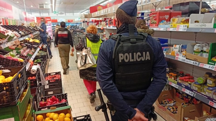 Policjanci kontrolowali, czy maseczki noszą klienci marketów...