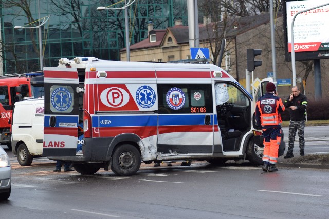 Zderzenie karetki pogotowia z samochodem osobowym nastąpiło na skrzyżowaniu al. Jana Pawła II i Armii Krajowej w Częstochowie