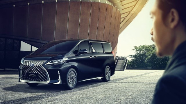 Lexus LM Niespełna rok temu Lexus pokazał światu swojego pierwszego minivana. Teraz Lexus LM trafia do sprzedaży na chińskim rynku, a jego cena imponuje. To jeden z najdroższych modeli Lexusa na świecie!Fot. Lexus