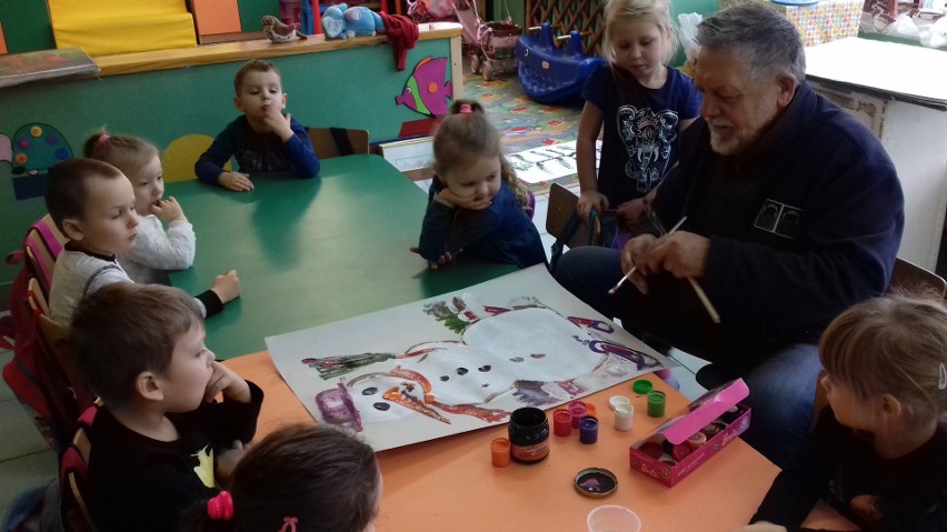 Zbigniew Kasprzak malował obrazy razem z dziećmi ze szkoły w Podchojnach