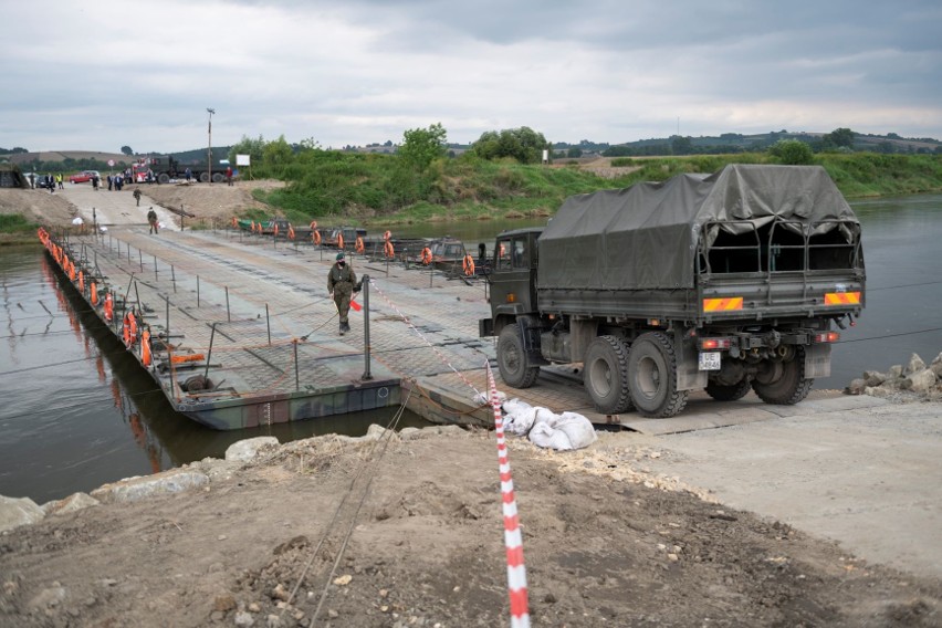 Komunikacja. Przez most na Wiśle Sierosławice-Świniary można już przechodzić i przejeżdżać. Należy uważać, są ograniczenia.