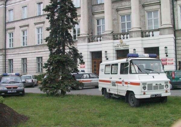 Po godzinie 10 przed gmach zajechały samochody Straży Miejskiej i policji.