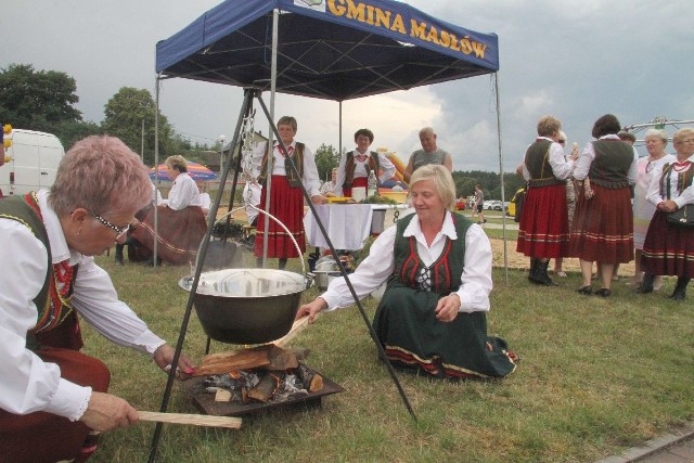 Ubrane w ludowe stroje panie Wiesława Błońska i Aniela Cedro z Dąbrowianek rozpoczynają gotowanie festiwalowej zupy rybnej od rozpalenia ogniska pod kociołkiem z wodą. Jak się okazało - ich zupa zajęła drugie miejsce, a jej przepis zdradzamy poniżej.