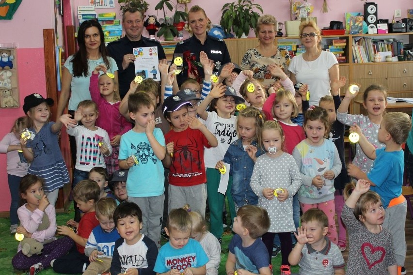 Przedszkolacy w Lipnie i Bobrownikach najchętniej mierzyli policyjną czapkę 