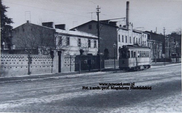 Tramwaj linii nr 3 przed mleczarnią przy Szosie Chełmińskiej. Zdjęcie pochodzi z końca lat trzydziestych. Budynek  mleczarni, jednej z bohaterek opisywanego przez nas bojkotu mleka z 1912 roku, kojarzy się dziś ze sklepem „Wileńskim”.