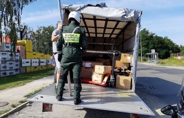 Przechylony na jedną stronę samochód dostawczy zatrzymał patrol motocyklowy dolnośląskiej Inspekcji Transportu Drogowego. Ładunek nie był w ogóle zabezpieczony i przemieścił się podczas jazdy. Okazało się również, że auto z towarem ważyło o 1,5 tony za dużo. Fot. GITD