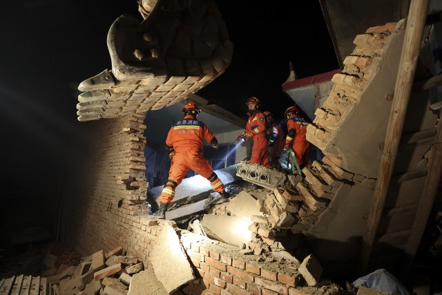 Ratownicy szukają uwięzionych pod gruzami mieszkańców domów, które zawaliły się podczas trzęsienia ziemi
