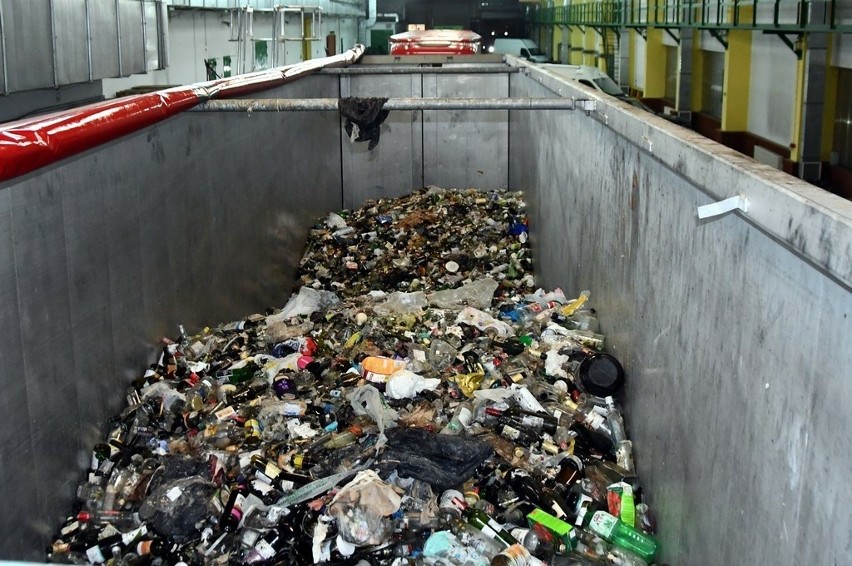 Trzynaście ciężarówek wwiozło do kraju ponad 300 ton nielegalnych odpadów
