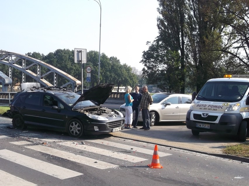 Wrocław: Wypadek przy mostach Jagiellońskich. Duże korki w okolicach (ZDJĘCIA)