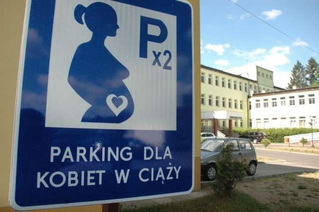 Tak oznakowane są miejsca parkingowe dla przyszłych mam w Drezdenku i Strzelcach Kraj.