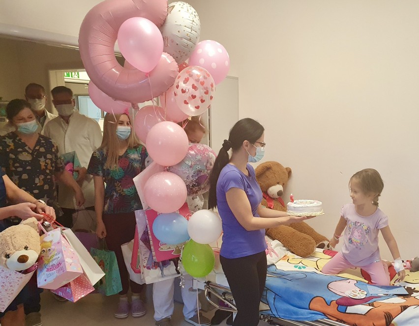 Chora Martynka obchodziła 5. urodziny w szpitalu w Zdrojach w Szczecinie! Były balony, tort i prezenty! 
