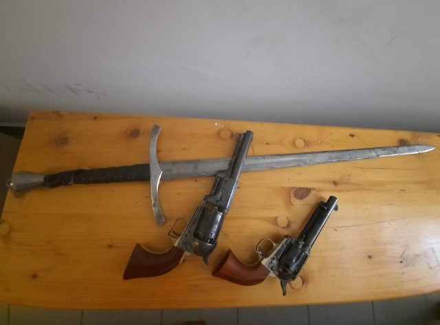 Broń znaleziona przy pijanym mężczyźnie w Tenczynku