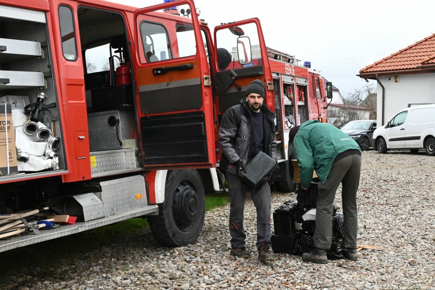 Wozy strażackie pełne sprzętu i materiałów dla dzieci jadą ze Świętokrzyskiego na Ukrainę. Fantastyczna akcja pomocy nie ustaje