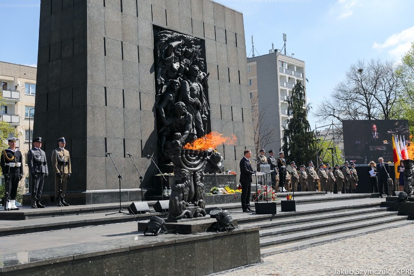 Obchody 75. rocznicy wybuchu powstania w getcie warszawskim. Prezydent Andrzej Duda: Pochylamy nisko głowę przed bohaterstwem powstańców