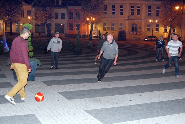 W ramach protestu przeciwko egipskim ciemnościom na osiedlowym Orliku, młodzież grała w piłkę na rynku.