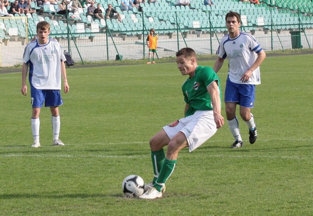 32 minuta meczu, Radomiak - Włókniarz. Marcin Figiel strzela gola z rzutu karnego.